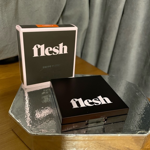 Flesh Beauty - Swipe Rich Red Lipcolor in Tremble💄 💋 - Picture 2 of 2